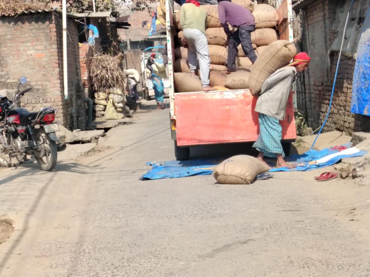 भारत नेपाल सीमा पर दिन के उजियारे में बेखौफ तस्करी जारी सुरक्षा एजेंसियां बनी मूकदर्शक